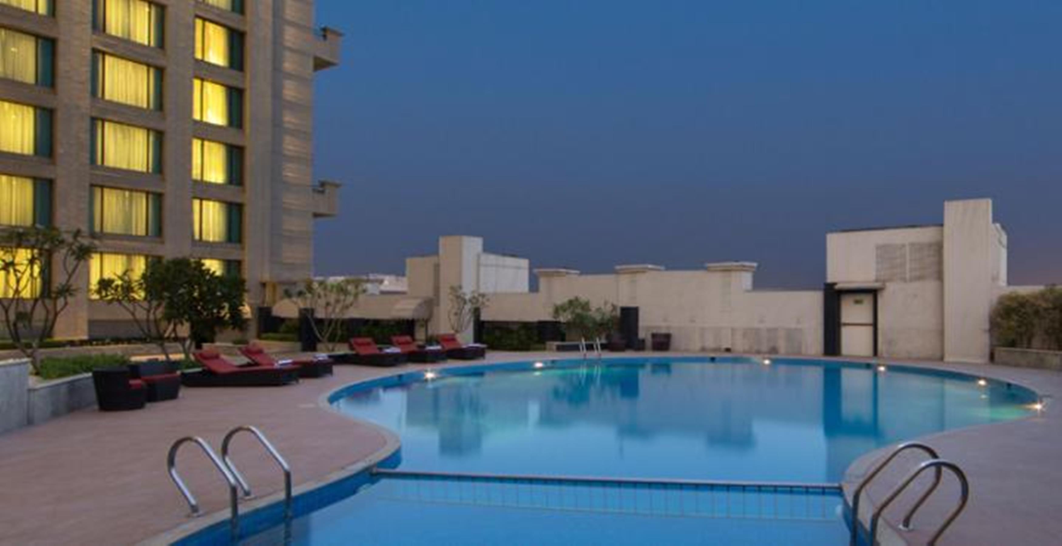 Welcomhotel By Itc Hotels, Dwarka, New Delhi Exteriér fotografie The swimming pool at the hotel