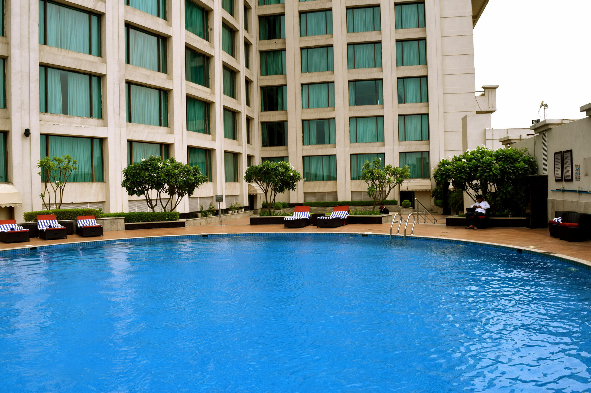 Welcomhotel By Itc Hotels, Dwarka, New Delhi Exteriér fotografie The pool at the Taj Bengal