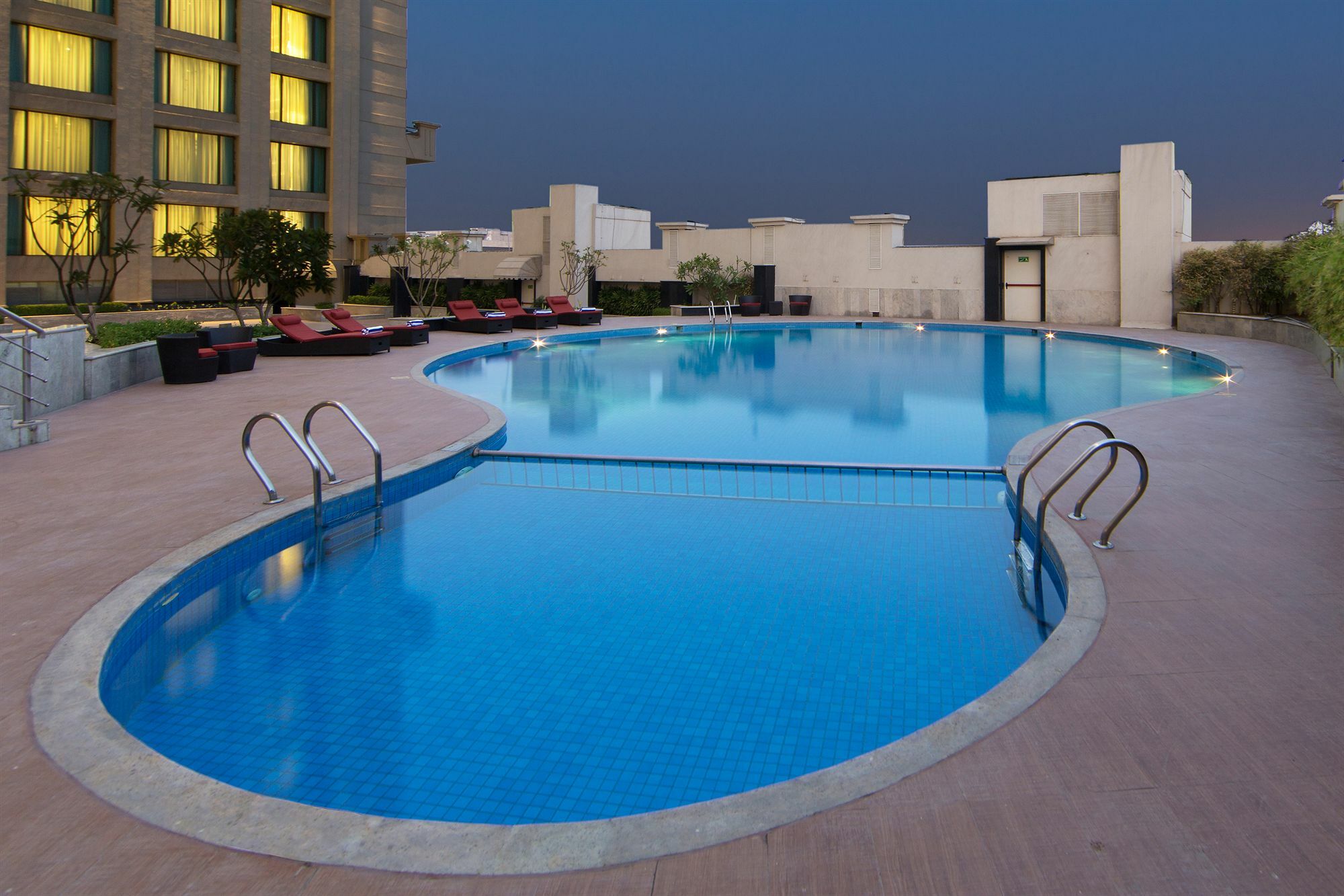 Welcomhotel By Itc Hotels, Dwarka, New Delhi Exteriér fotografie Swimming pool at The Park, New Delhi